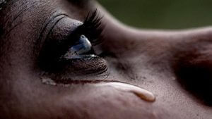 Frauenauge mit Tränen nach Liebeskummer